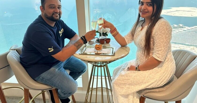 आस्था कमल शर्मा ने ग्लोबल टेक गुरु दर्शनकुमार जोशी के साथ जुड़कर एक गायन की जादूगर और उद्यमिता बनने का फैसला किया