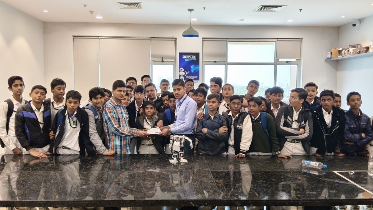 Daily Hands-on Educational Activity at the Robotics Gallery for School Students: An Enthusiastic Experience with Technical Learning