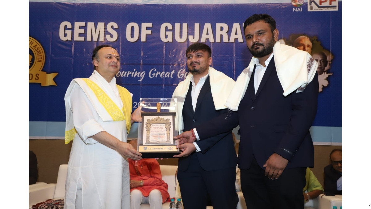 Raj Upadhyay and Jaypalsinh Sarvaiya of Carzbazzar honoured with Gujarat Vikas Asmita Award